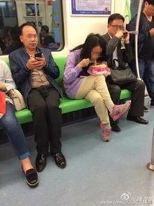 娱乐吃瓜酱坐地铁,揭秘都市生活百态