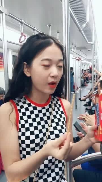 娱乐吃瓜酱坐地铁,揭秘都市生活百态